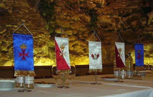 A ciprusi-, a saját rendi- és a szövetségi zászló 