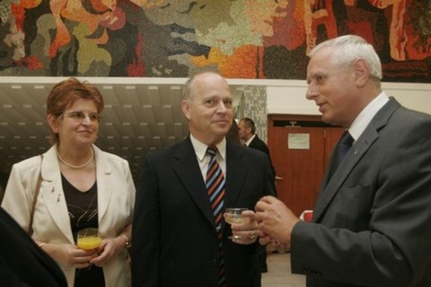 Jan Süli úr, a Szlovák Köztársaság békéscsabai Főkonzulja és felesége  Braun Gyula külügyminiszterrel beszélget
